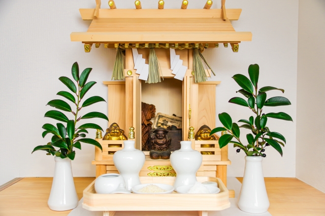 神社のお供え物（榊・お神酒・お米）の意味